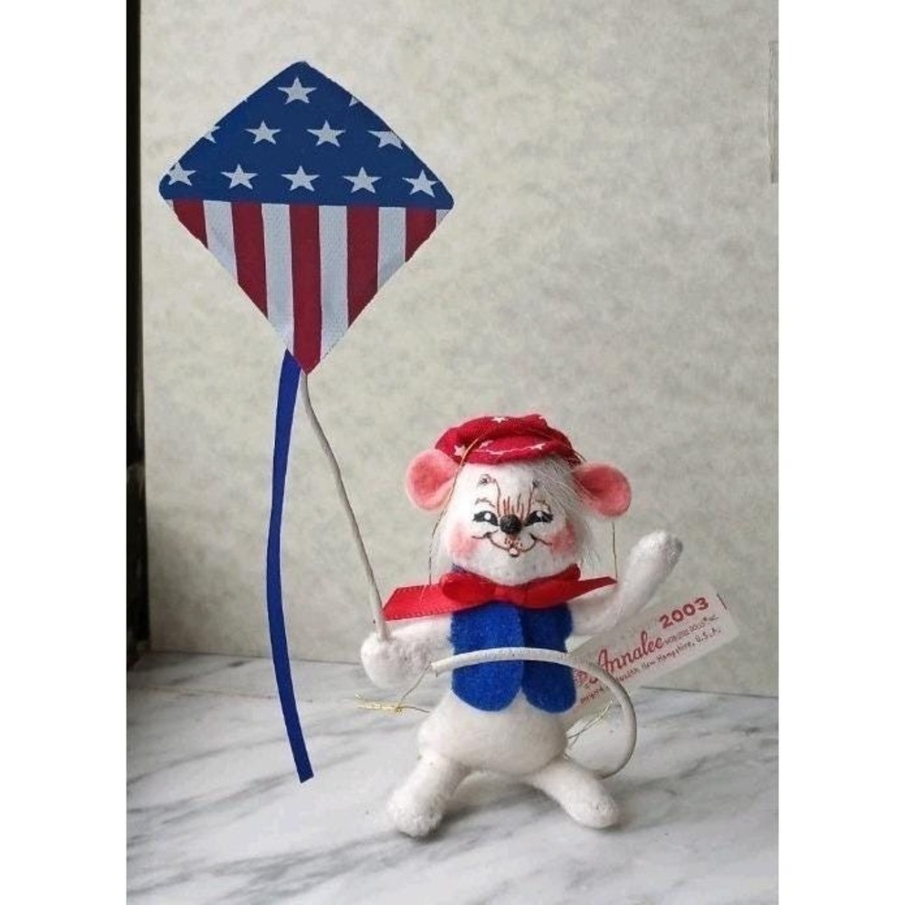 2003 Annalee Patriotic‎ Mouse Ornament Flying Flag Kite 199703